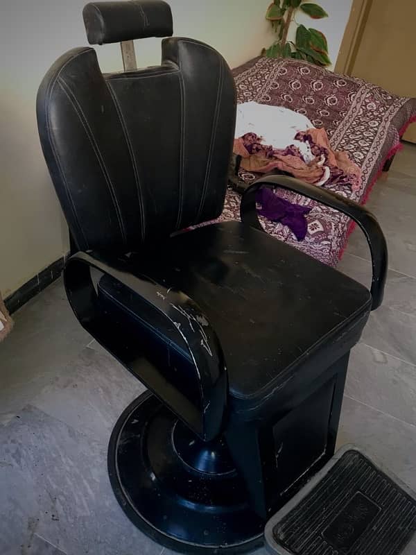 Palour chair /Hair dresser chair forsale Good-condition 2