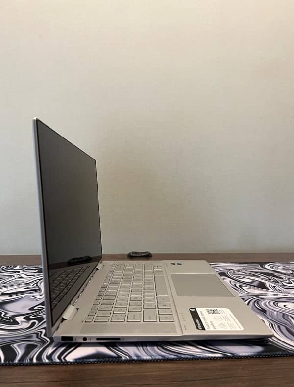 HP Envy 15 x360 ci5 12gen 8gb ram 256gb SSD 1