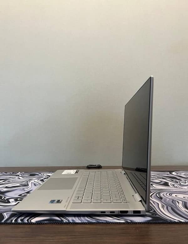 HP Envy 15 x360 ci5 12gen 8gb ram 256gb SSD 2