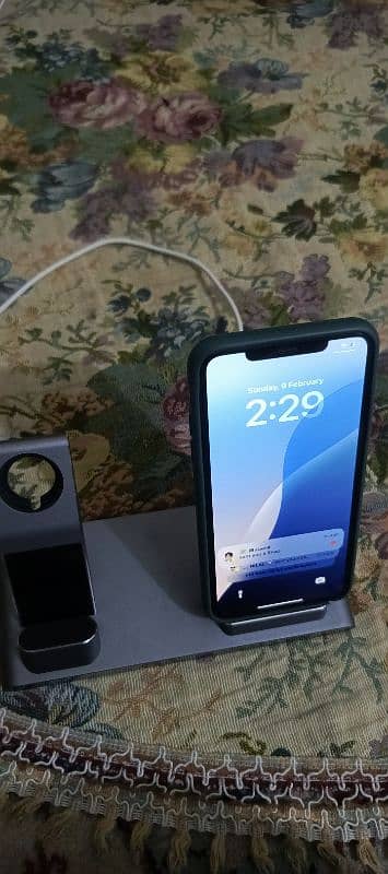 10/10 condition  original iphone wireless charger 2