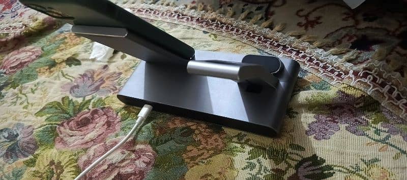 10/10 condition  original iphone wireless charger 4