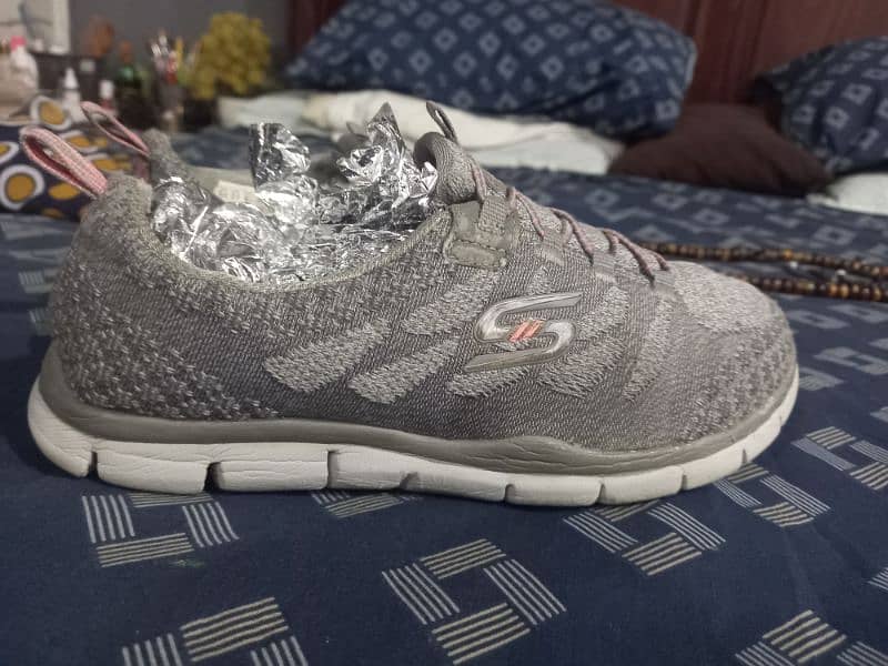 Skechers Women’s Sports Shoes - Size 5.5 (US) - Light Grey 0