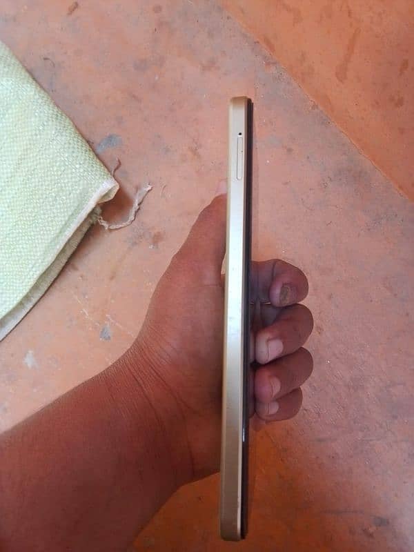 vivo y18 4/128 Golden Colour 2