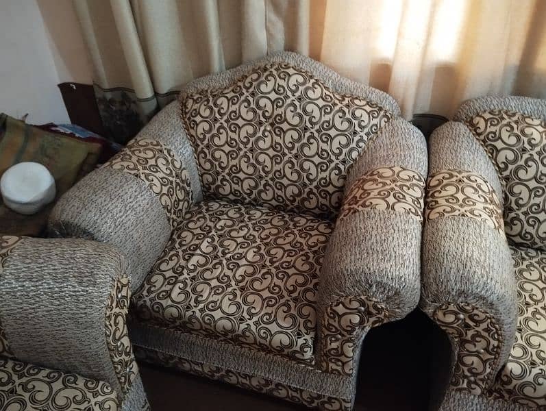 Sofa set in best condition 4