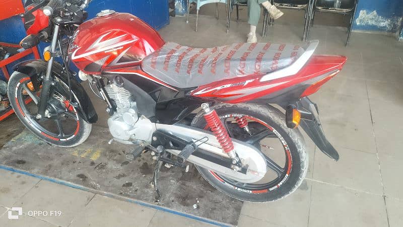 Honda CB125F 4