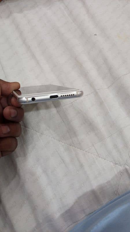 Honor 8. . . . 4gb ram 64 gb rom back crack 1