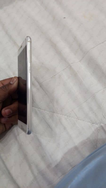 Honor 8. . . . 4gb ram 64 gb rom back crack 2