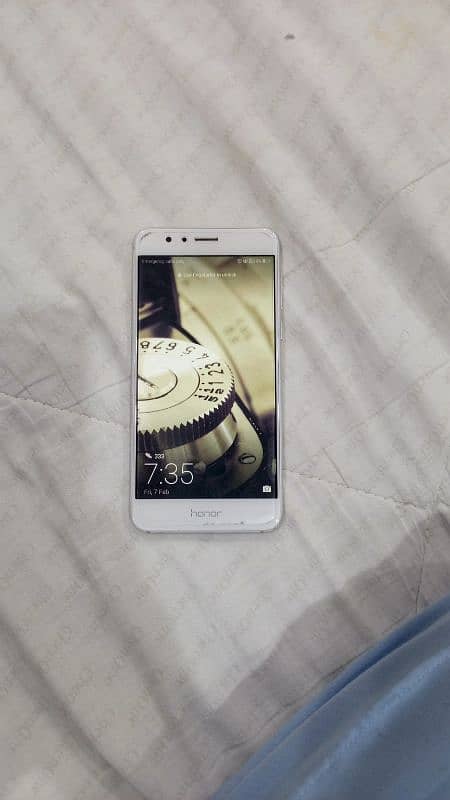 Honor 8. . . . 4gb ram 64 gb rom back crack 3