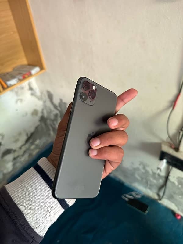 iPhone 11 pro max waterpack condition 10/10 health 86 3