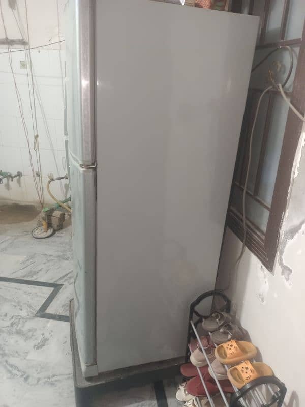 Dawlance medium size single handedly used fridge in working condition 0