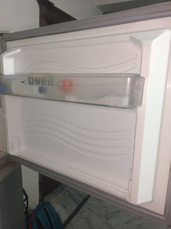 Dawlance medium size single handedly used fridge in working condition 1