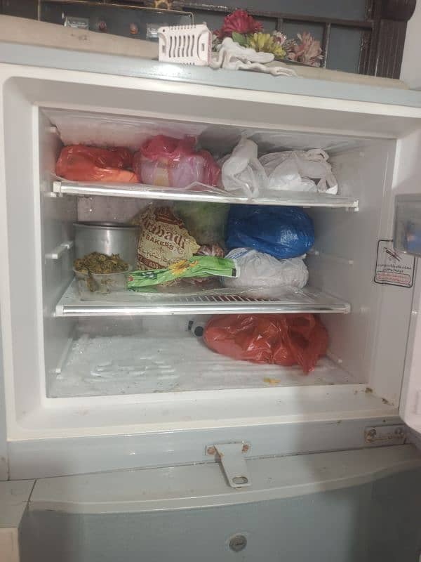 Dawlance medium size single handedly used fridge in working condition 3