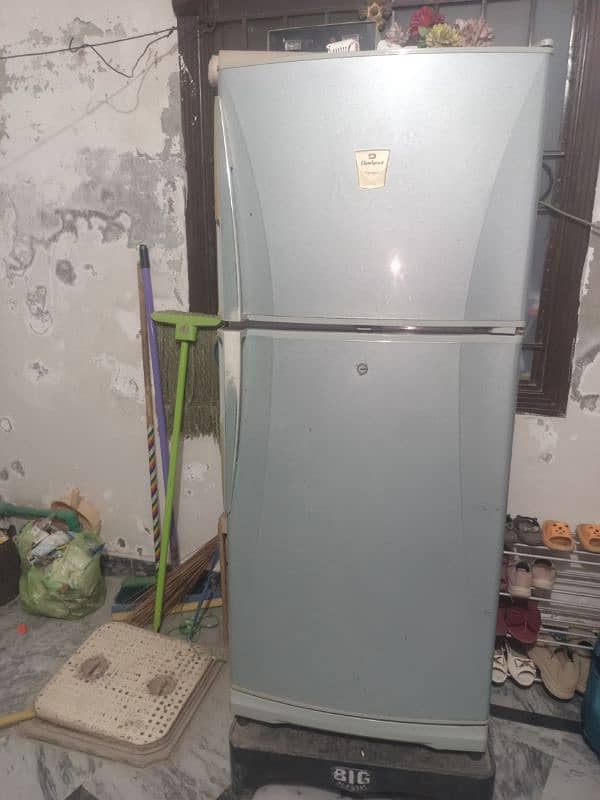 Dawlance medium size single handedly used fridge in working condition 5