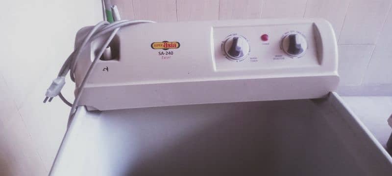 we are selling good condition super Asia washing machine 6