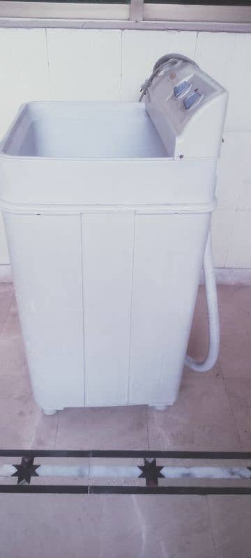 we are selling good condition super Asia washing machine 7