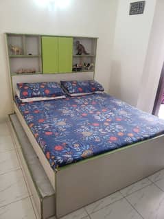 Queenbed bed with single bunkbed+ wall mirror