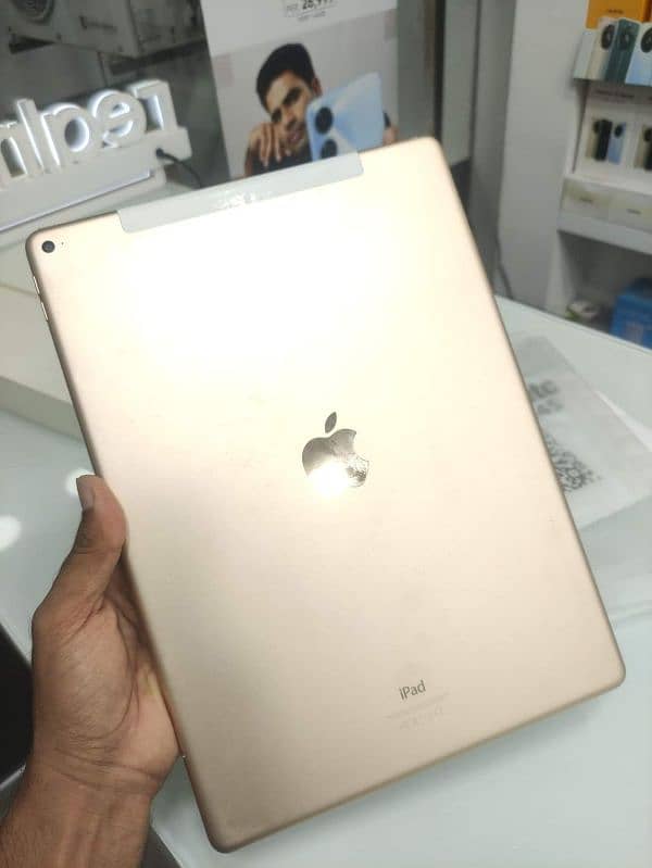 Apple iPad Pro 12.9 (2015) 1