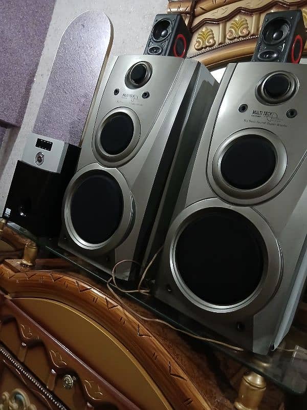 multi Teck Speakers With baser Complete Set For Sale Lush Condition. 0