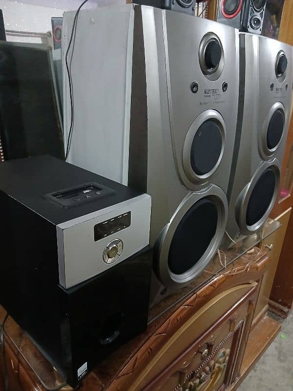 multi Teck Speakers With baser Complete Set For Sale Lush Condition. 1