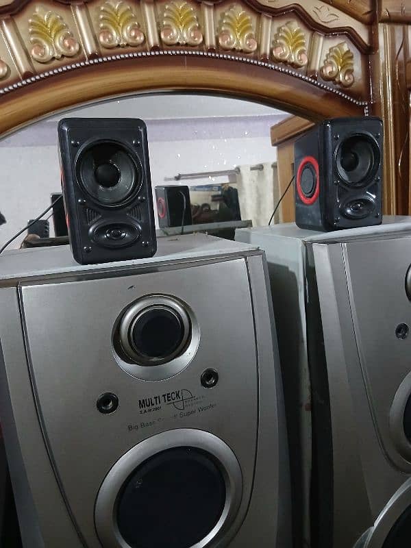 multi Teck Speakers With baser Complete Set For Sale Lush Condition. 2