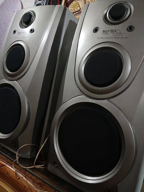 multi Teck Speakers With baser Complete Set For Sale Lush Condition. 4