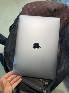 Macbook Pro 2019 i7-13”