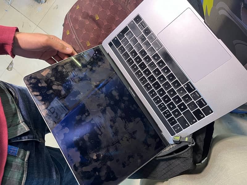 Macbook Pro 2019 i7-13” 1