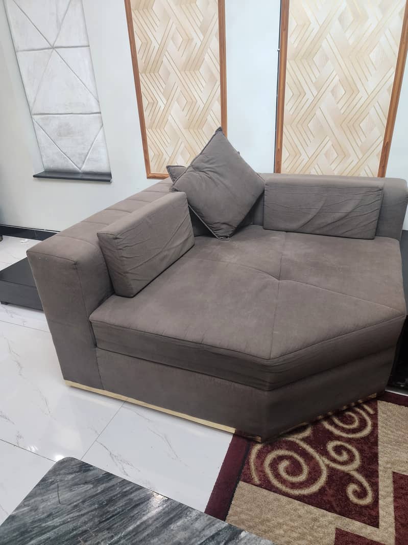 7 seater sofa in excellent condition 4