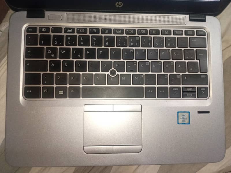 HP EliteBook 820 G4 (Core i5 7th Gen) 1