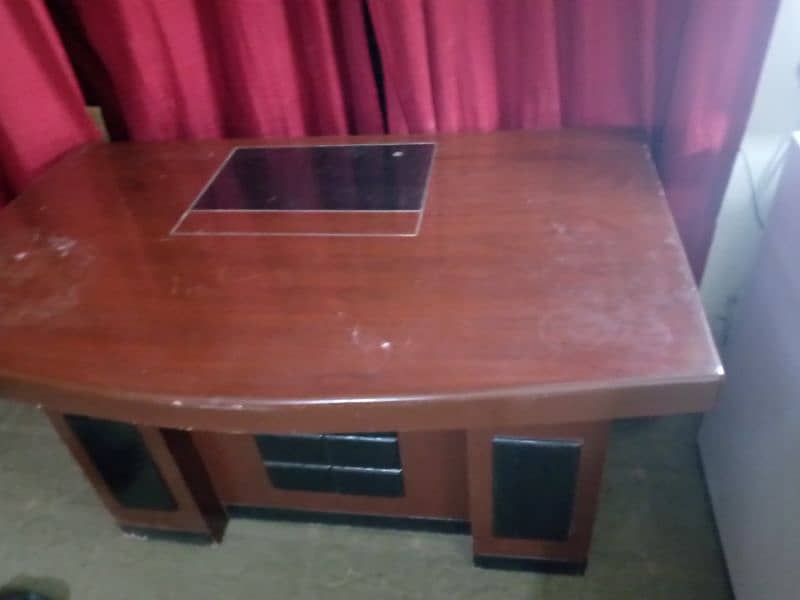 office table in new condition 2