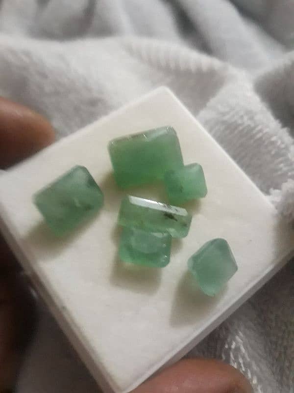 gemstone Emerald natural beautiful colour carat600 11