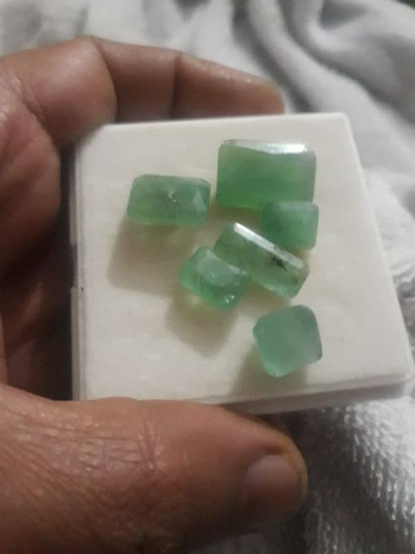 gemstone Emerald natural beautiful colour carat600 13