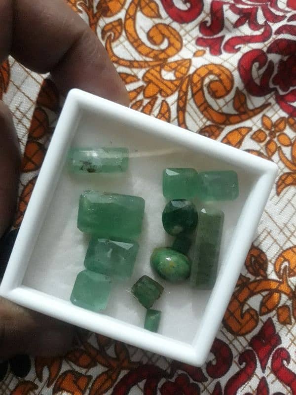 gemstone Emerald natural beautiful colour carat600 15