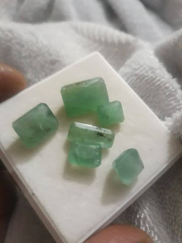 gemstone Emerald natural beautiful colour carat600 18