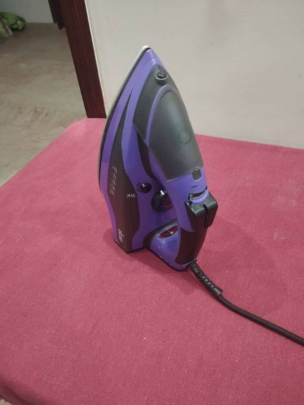 two steam irons imported for sale in excellent working conditions 6