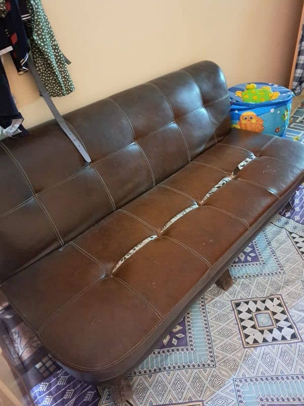 3 seater leather sofa just front broke hay  overall perfect ha 0