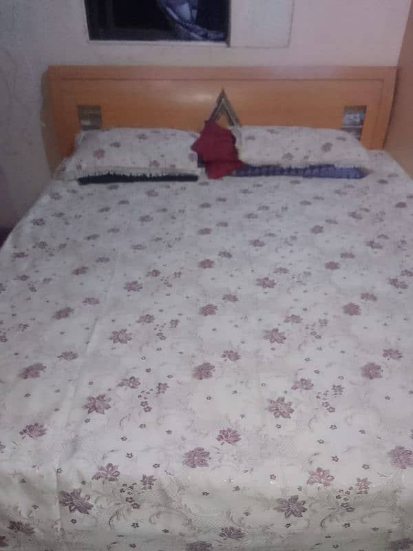 complete bed set ha sath me spring wala mattress b h condition normal 0