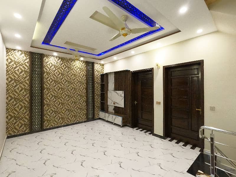 Brand New House Near Emporium And Shaukat Khanum 22