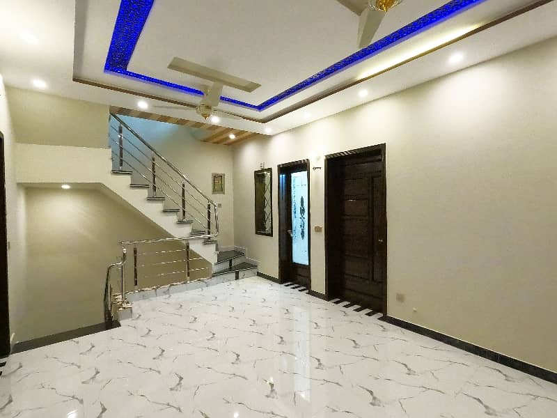 Brand New House Near Emporium And Shaukat Khanum 23