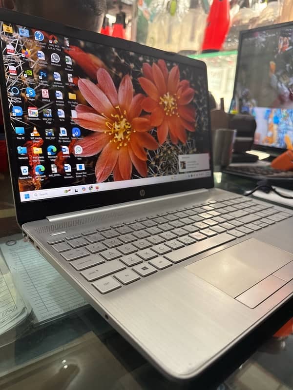 hp laptop 15s du2xxx | i7 10th gen | 8gb ram | 256 Nvme | 1tb hard . 1