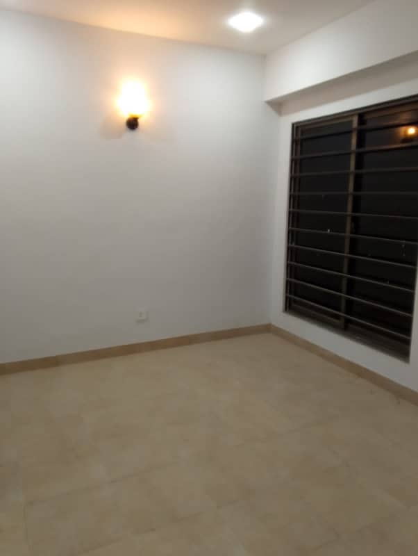 A Prime Location Flat Of 1400 Square Feet In Karachi 4