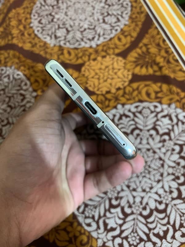 oneplus 8 ,8.128gb 10/9 condition dual sim 3