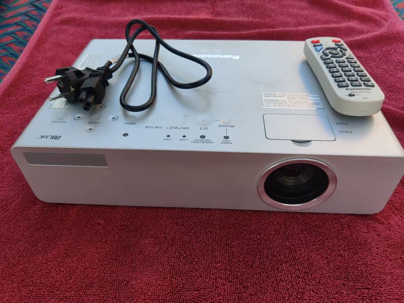 Panasonic PT-LB90NT 3