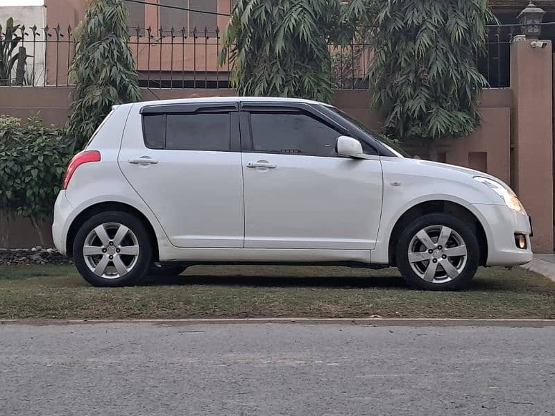 Suzuki Swift 1.3 Automatic with Navigation 0