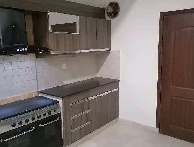 10 Marla Flat For rent In Askari 11 - Sector B 8