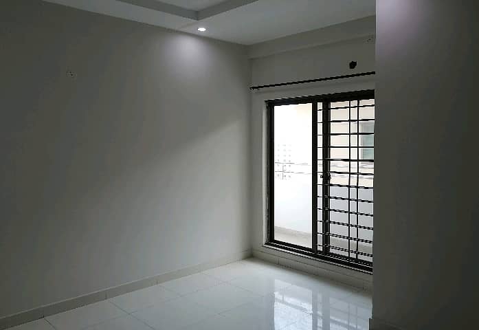 Get This Amazing 10 Marla Flat Available In Askari 11 - Sector B 0