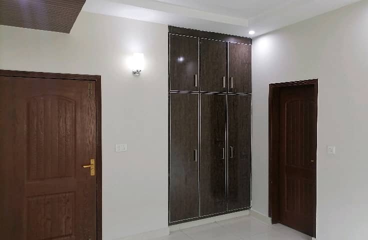 Get This Amazing 10 Marla Flat Available In Askari 11 - Sector B 3