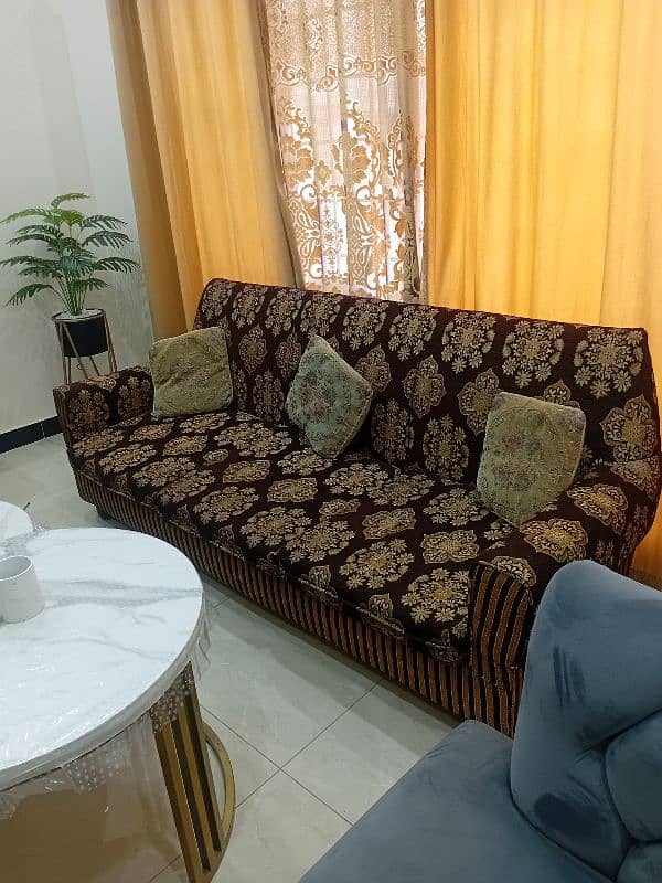 5 seater sofa in very good condition 1