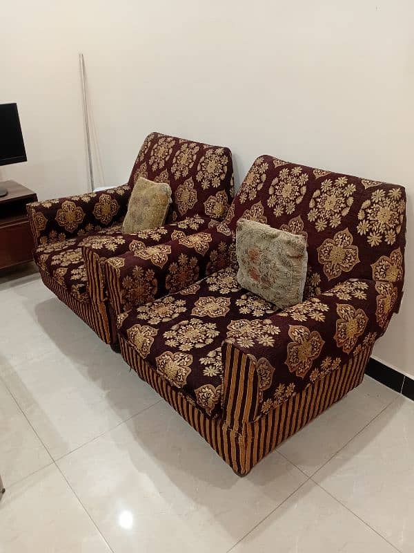 5 seater sofa in very good condition 4