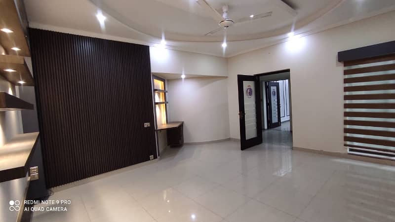 8 Kanal Commercial Building For Rent 11